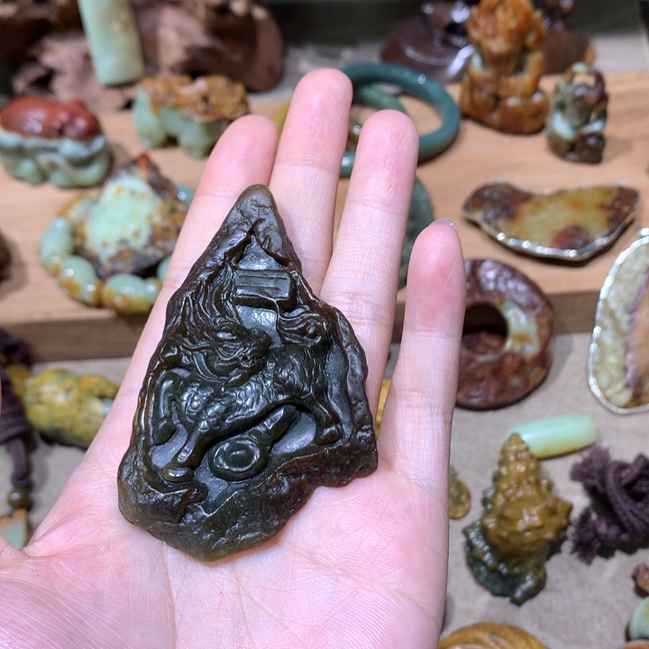 未镶嵌岫岩河磨玉（透闪石质玉）挂件