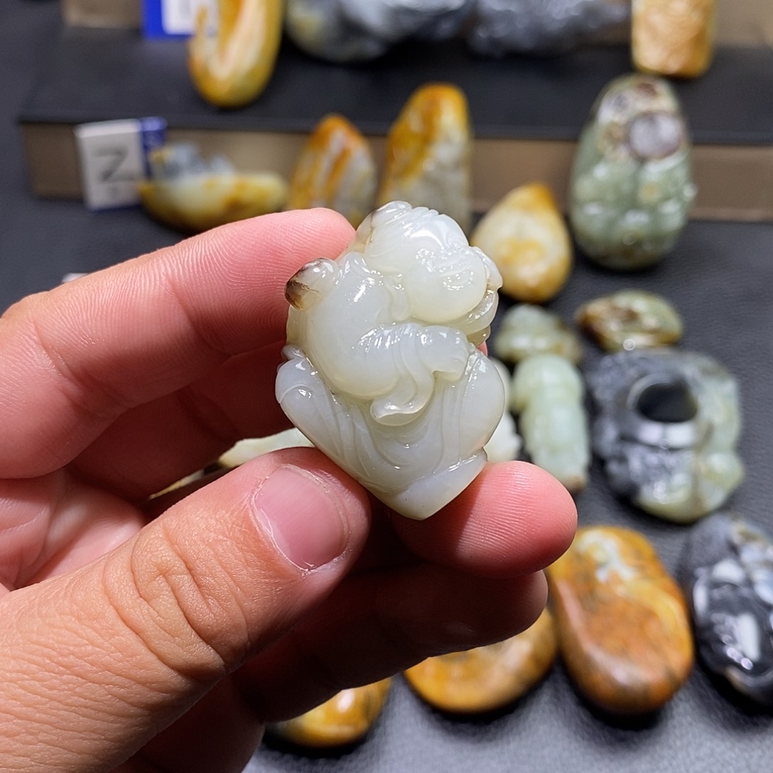 小***川和田玉未镶嵌颈饰