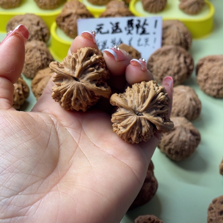 小****手把件核桃麦穗虎头