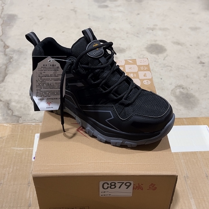 879号。 39码防砸防刺穿劳保鞋。鞋底带色差