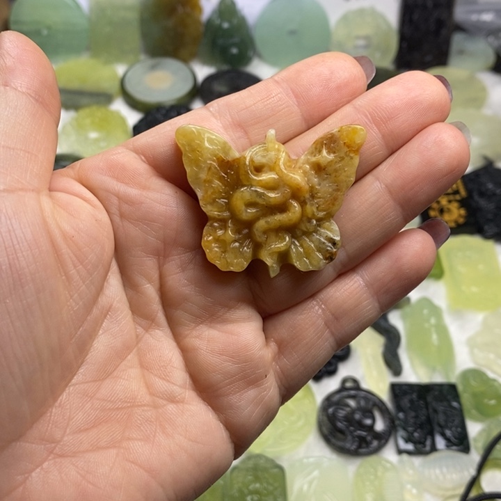 蛇纹石玉颈饰合金