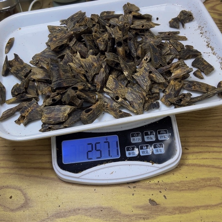糖***司沉香沉香碎屑红骨凹身257 克