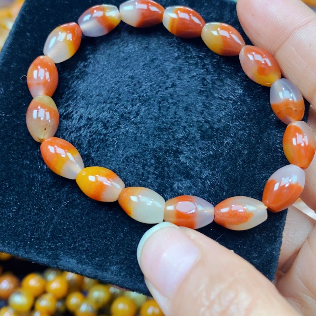 未镶嵌石英质玉（黄龙玉）颈饰