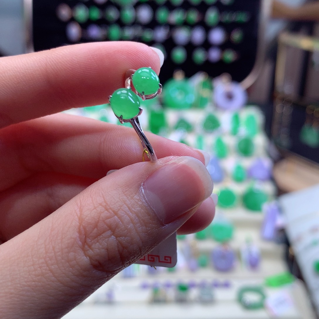 翡翠戒指18K金镶嵌翡翠