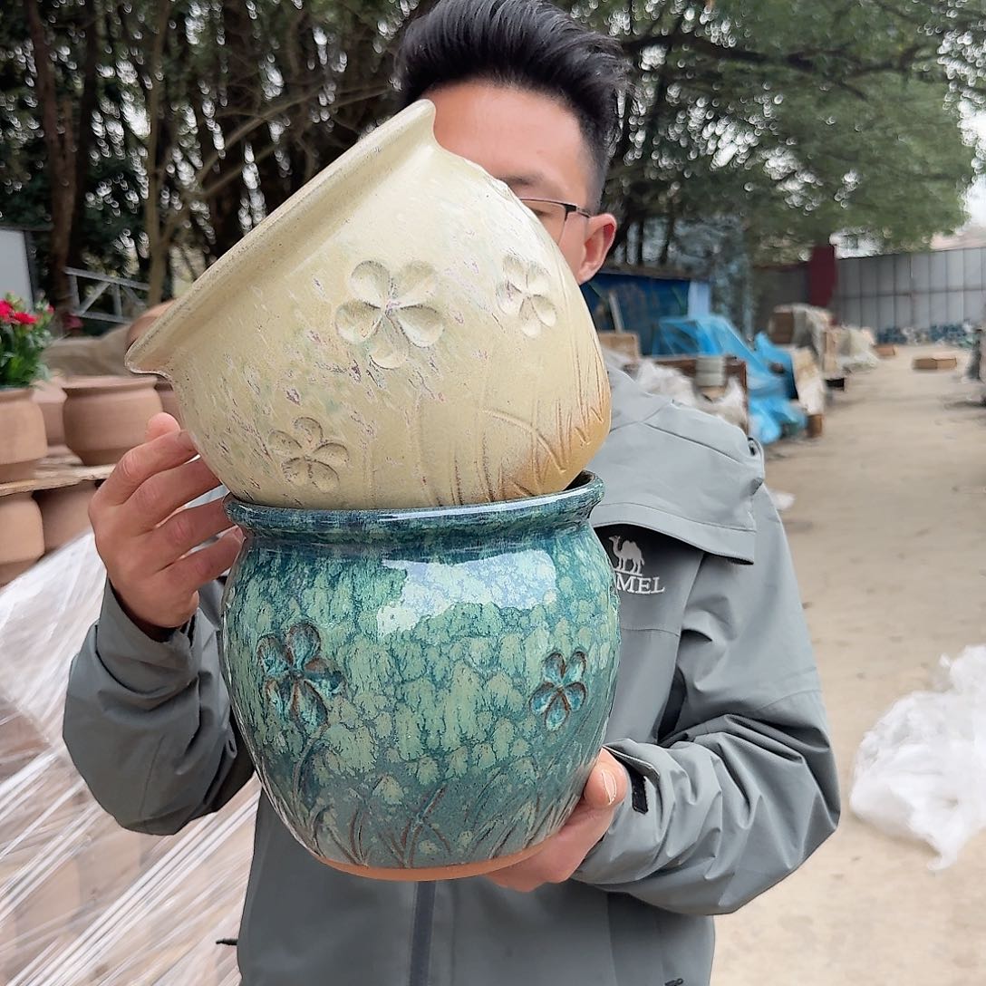 紫砂花盆口20高18（两个大号花花