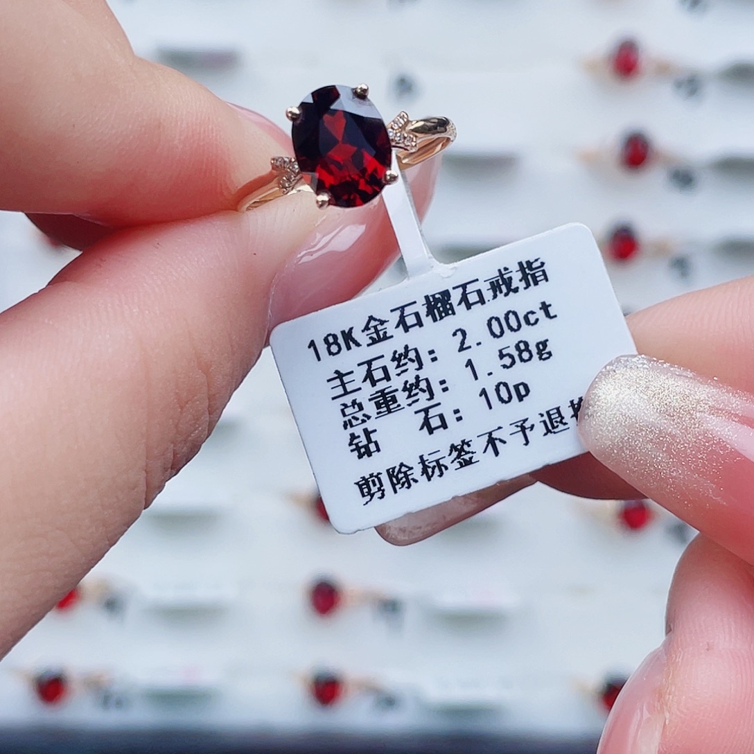 18K金镶嵌戒指石榴石