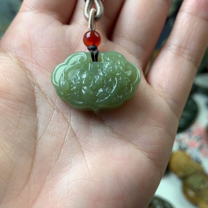 透闪石质玉挂件未镶嵌