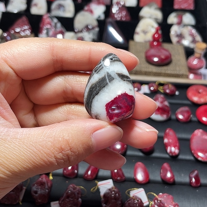 天然辰砂原石晶体吊坠