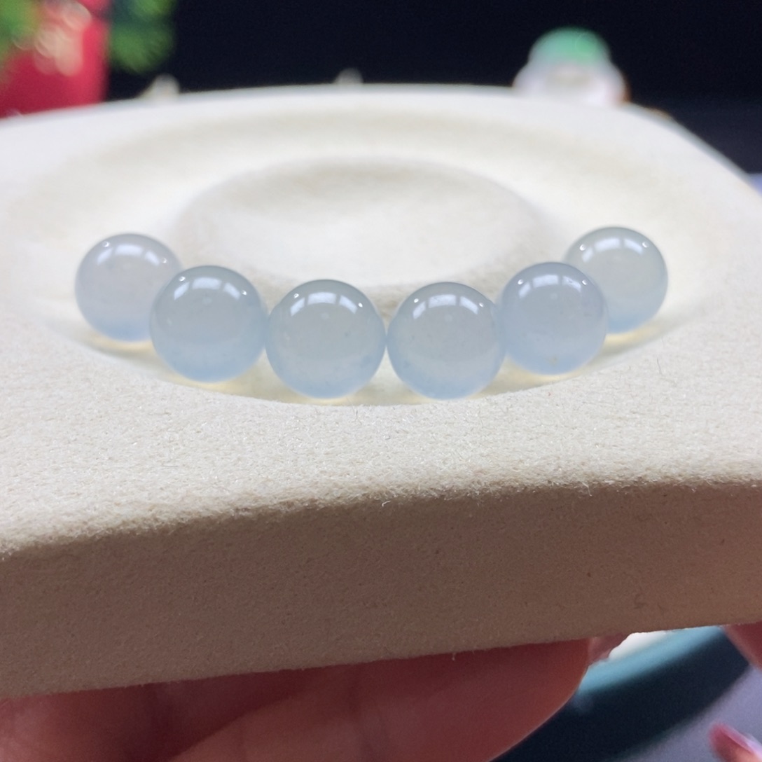 翡翠散珠翡翠冰淡蓝珠卡10+，随机发一颗