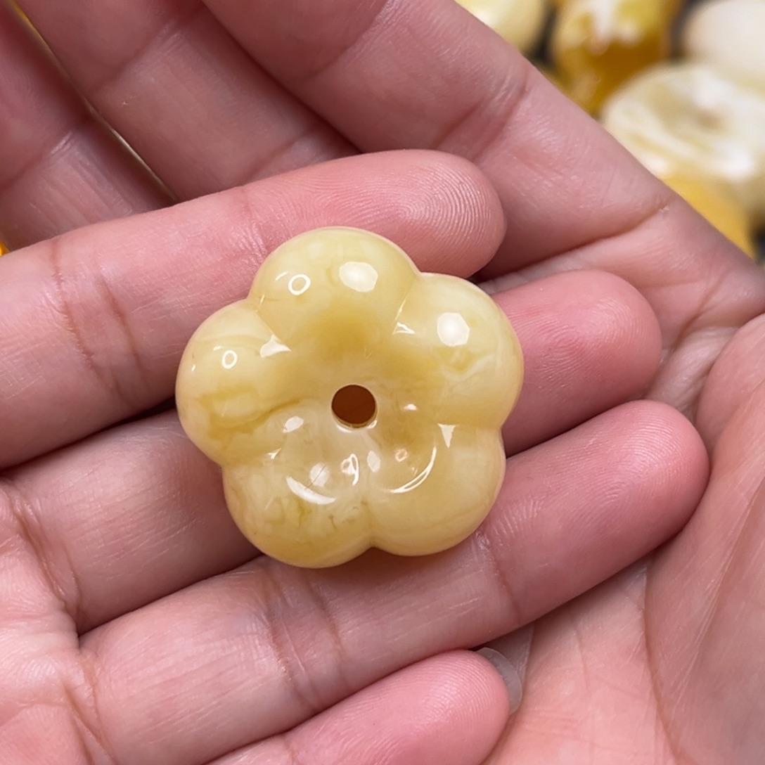 琥珀裸石未镶嵌五瓣花