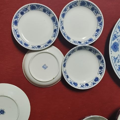 瓷片瓷片，各种摆件，盘，碗，沙锅，均有瑕疵。