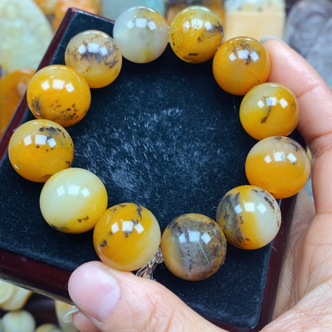 石英质玉（黄龙玉）未镶嵌颈饰