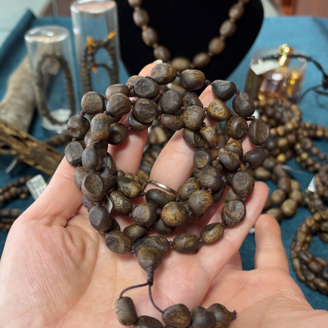 沉香手串莺歌绿卡1.0-35克多样性发货一条