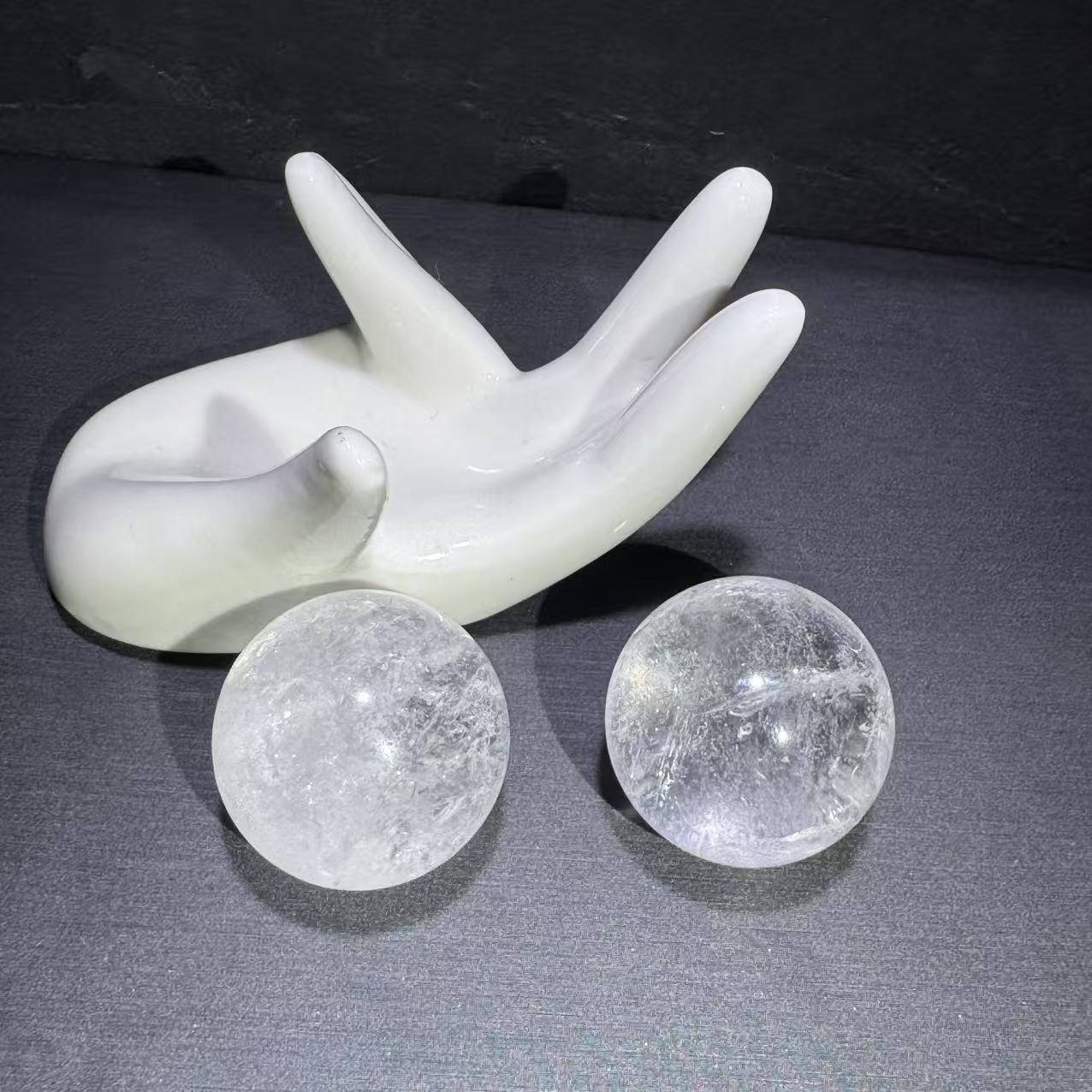 C11421（黑哥）卡25-28左右-白水晶球摆件一对