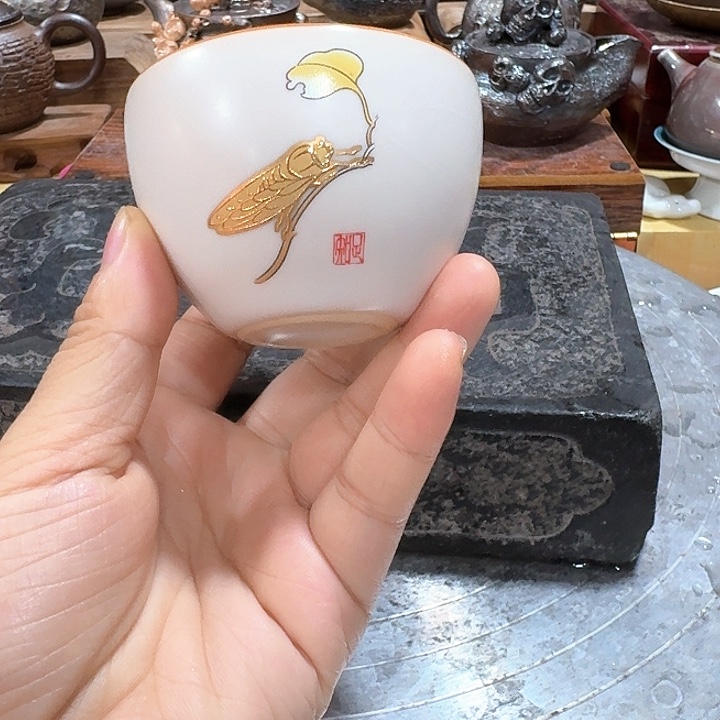 主人杯一个，瓷。。品茗