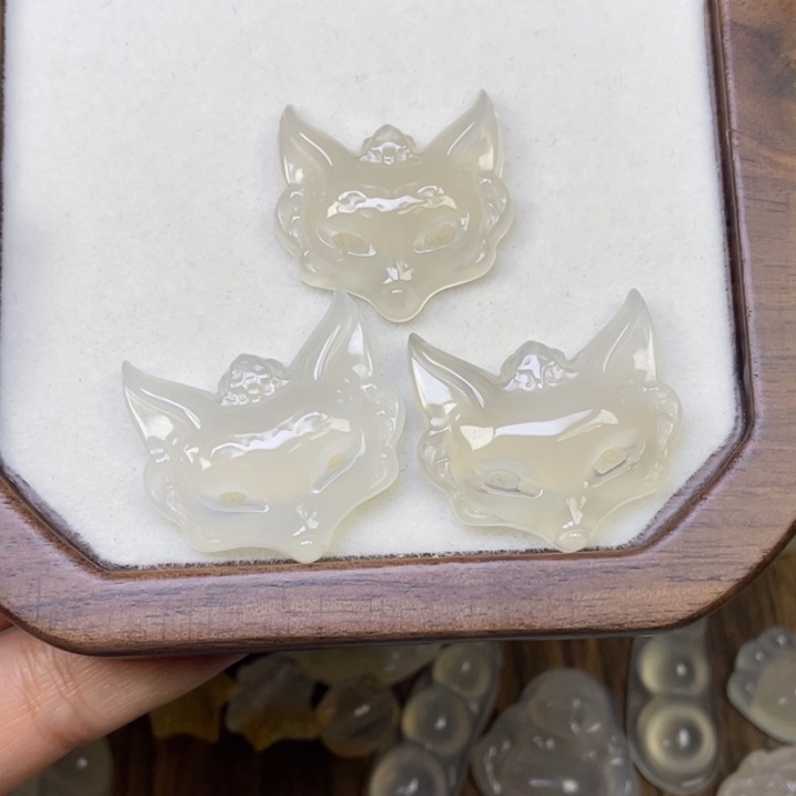 玛瑙/玉髓未镶嵌颈饰狐狸面具一个