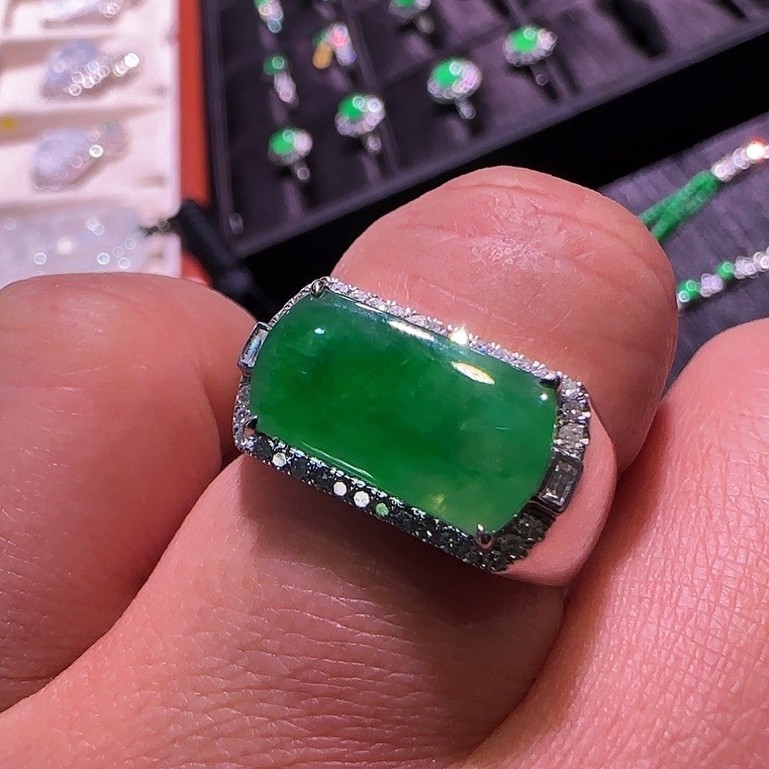 翡翠18K金镶嵌戒指