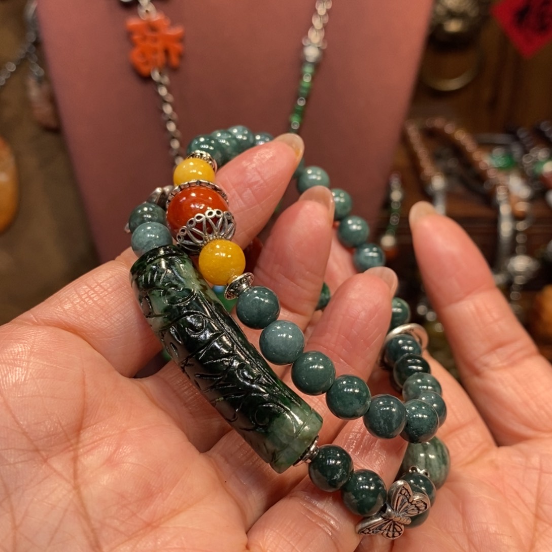 翡翠吊坠(赠链)未镶嵌