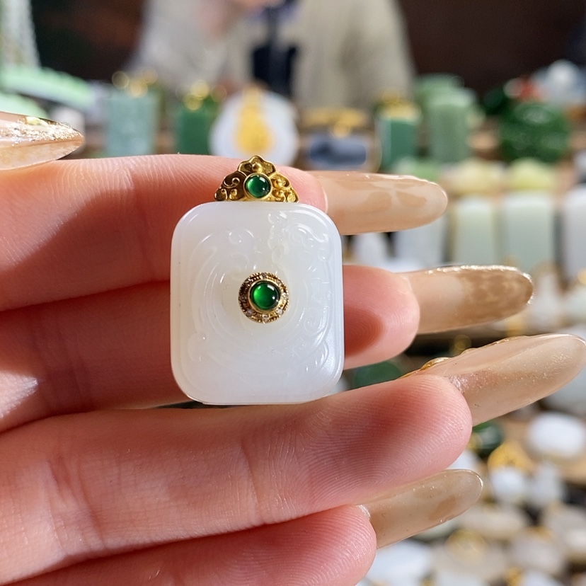 【闪购商品】和田玉吊坠18K金镶嵌