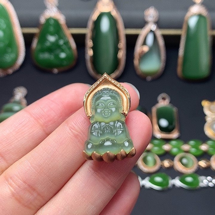 添***术和田玉18K金镶嵌颈饰