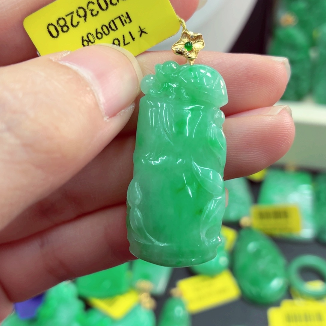 翡翠18K金镶嵌颈饰