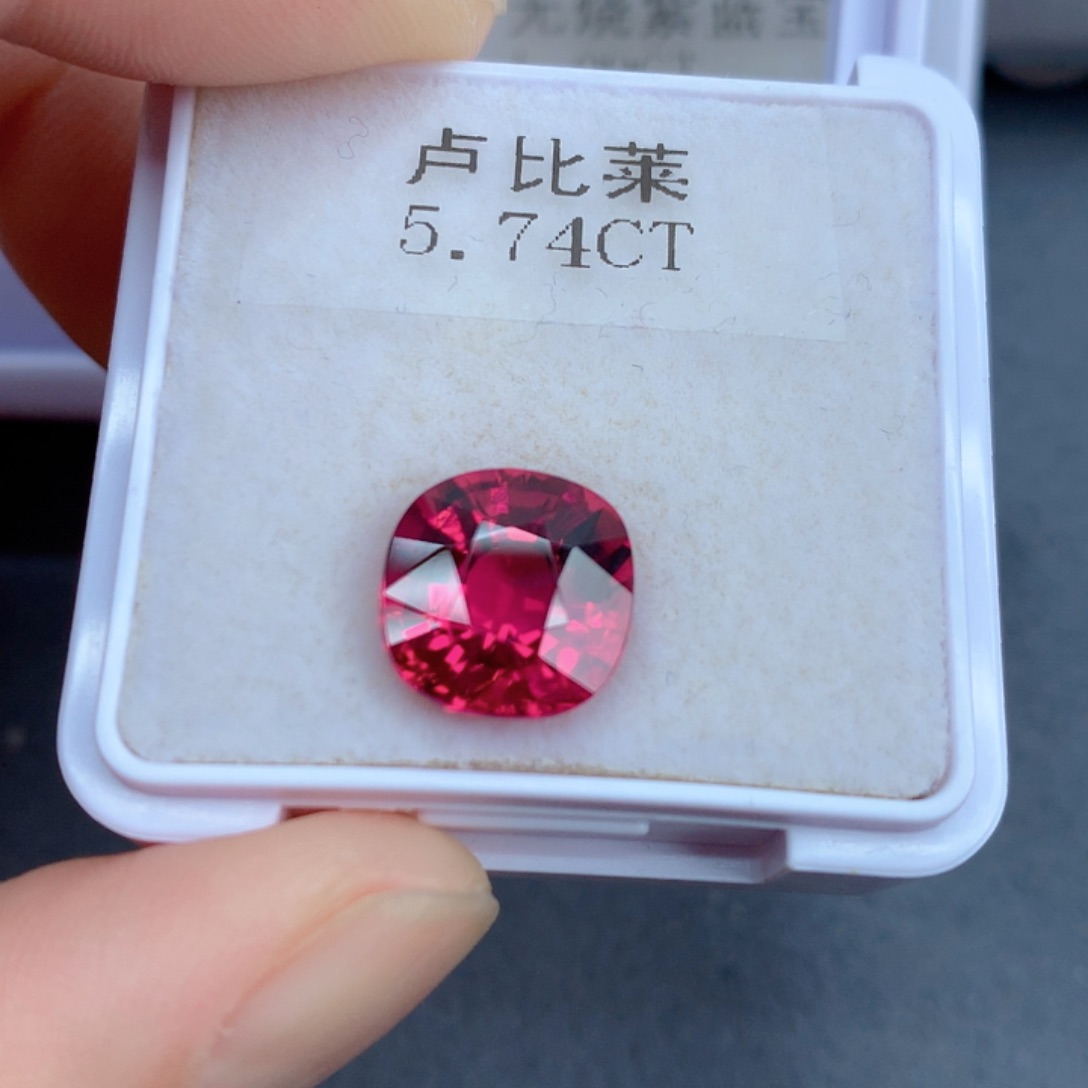 红色碧玺5.74克拉裸石未镶嵌