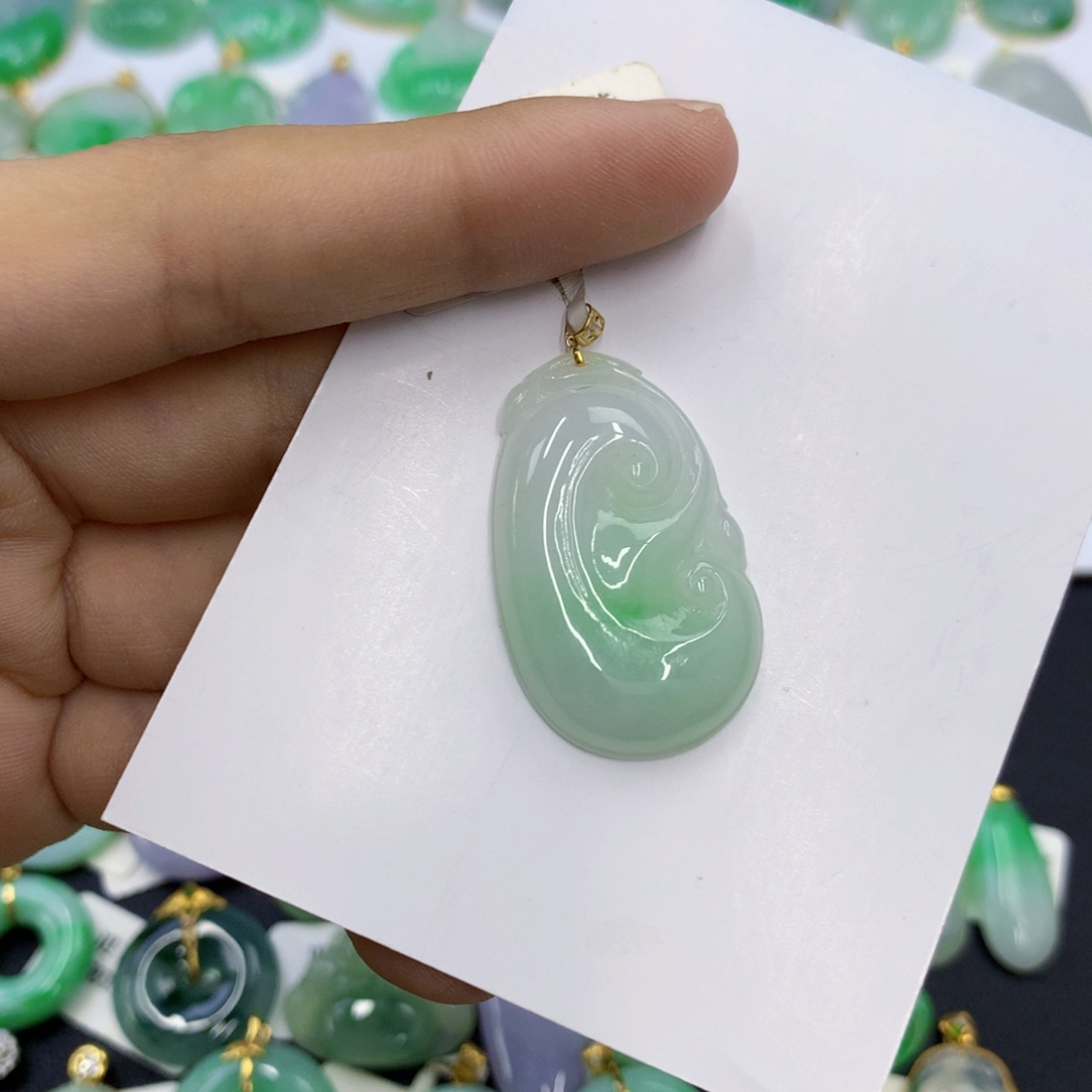 翡翠18K金镶嵌颈饰翡翠