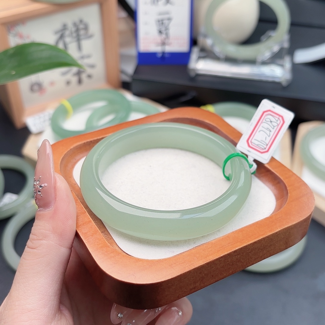 石英质玉未镶嵌手镯