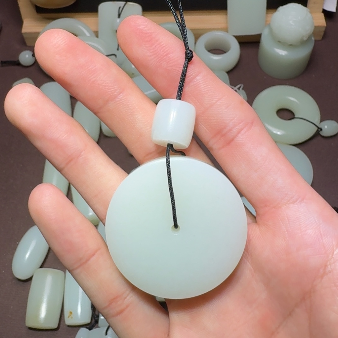 随***安和田玉未镶嵌颈饰