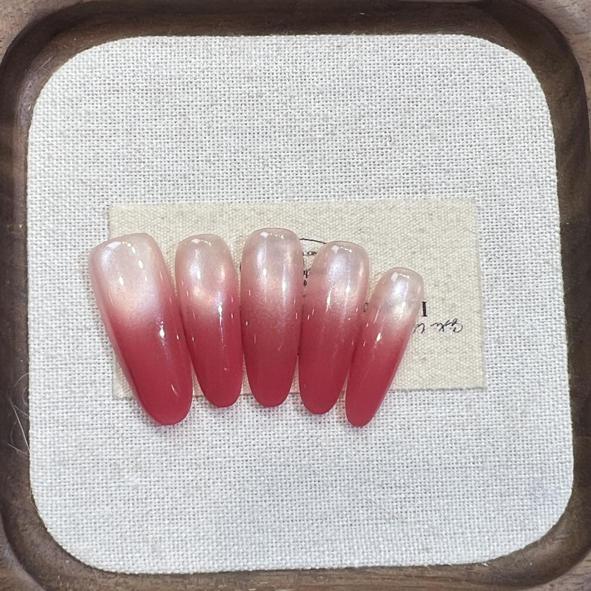 草莓| 渐变玻璃珠猫眼纯手工穿戴甲显白纯欲风美甲