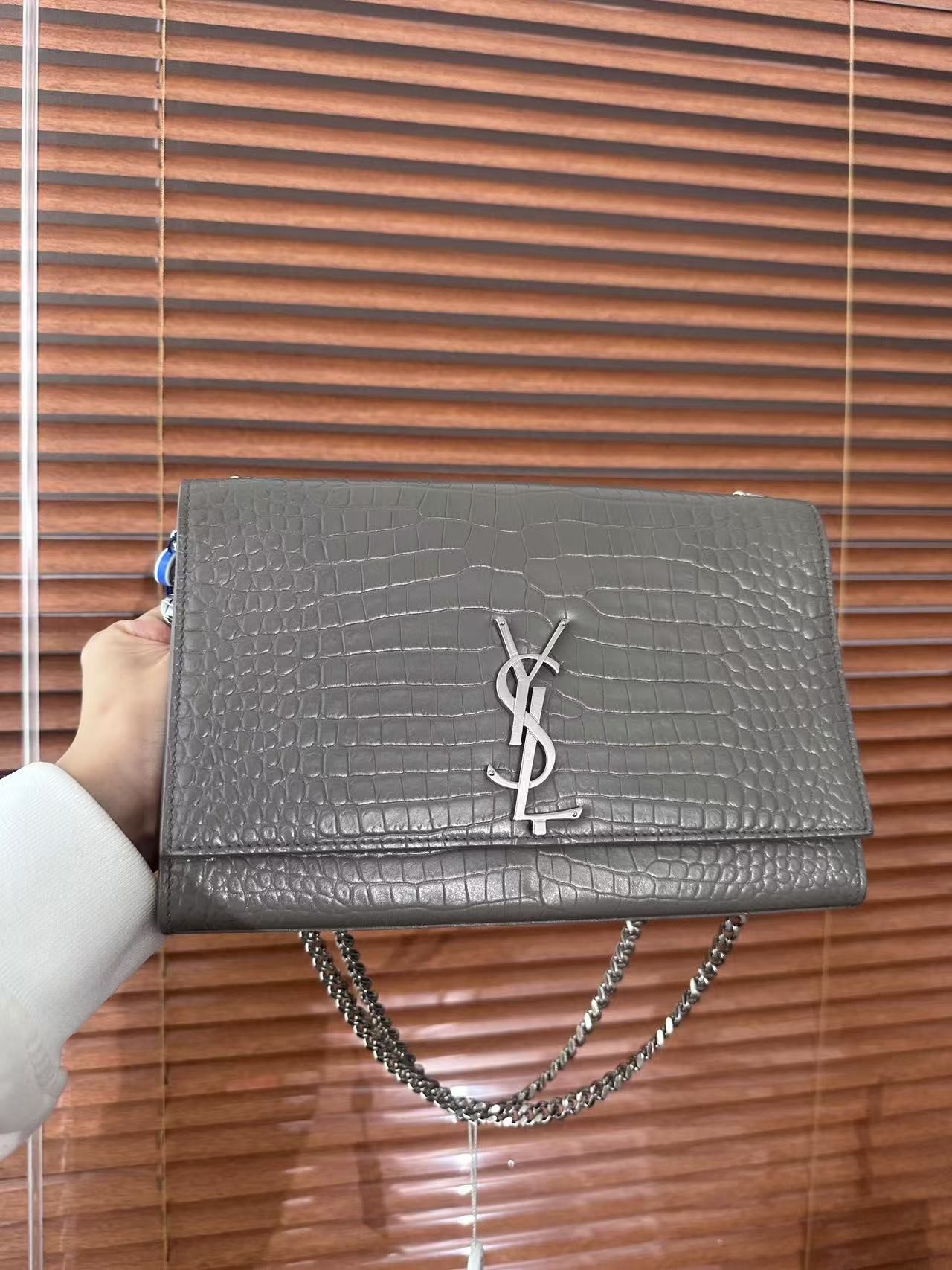 95新 YSL/圣罗兰 信封包中号灰银荔枝纹衔缝包/53630