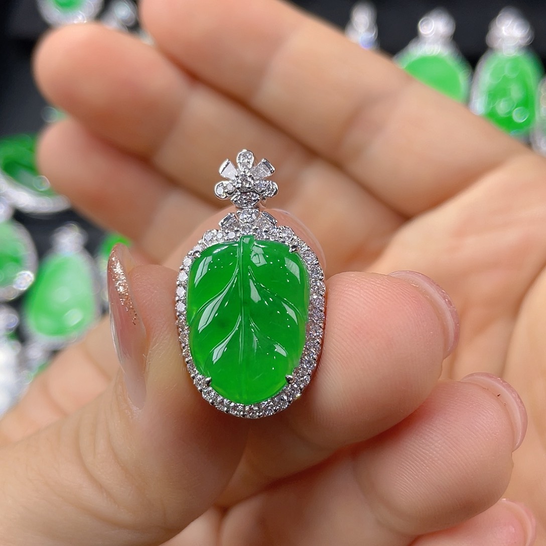 翡翠18K金镶嵌颈饰翡翠叶子