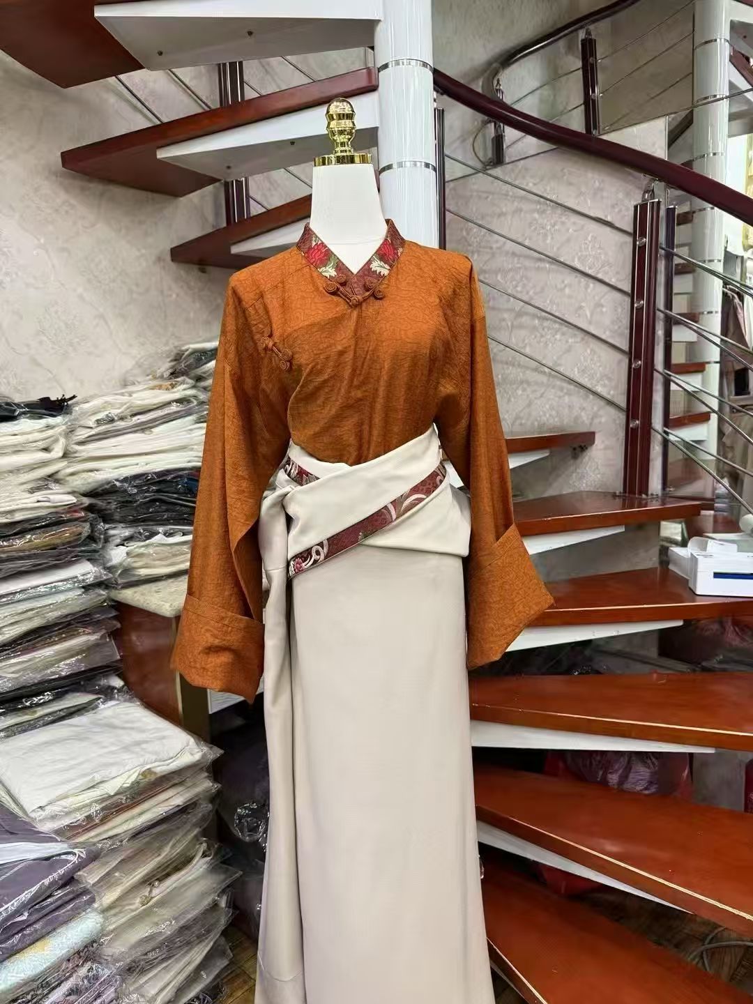 新款女生四季款藏袍套装轻薄款女生藏式衬衣＋藏袍真两件套民族服