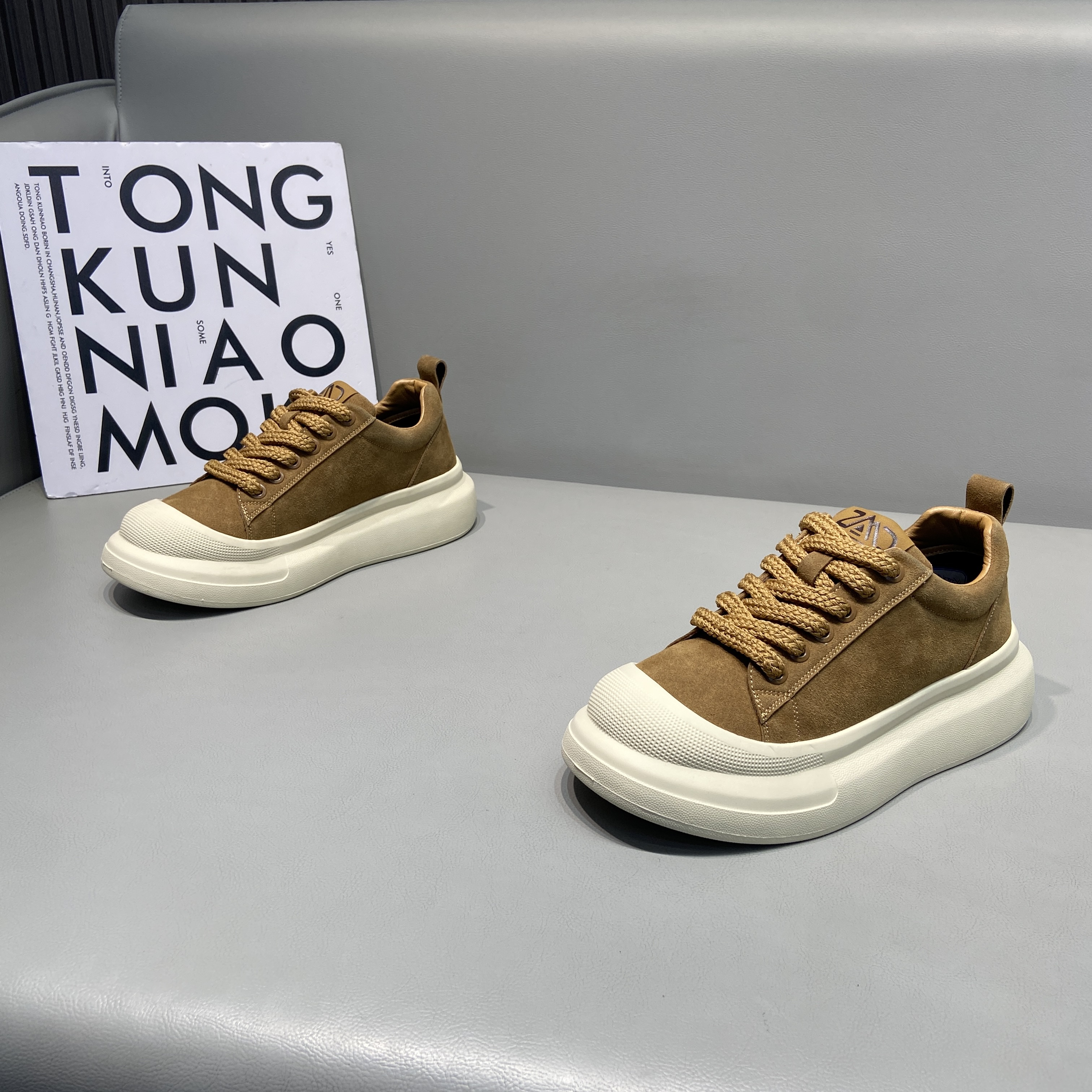 2026新款磨砂皮厚底板鞋男简约耐磨防滑系带时尚百搭舒适休闲鞋