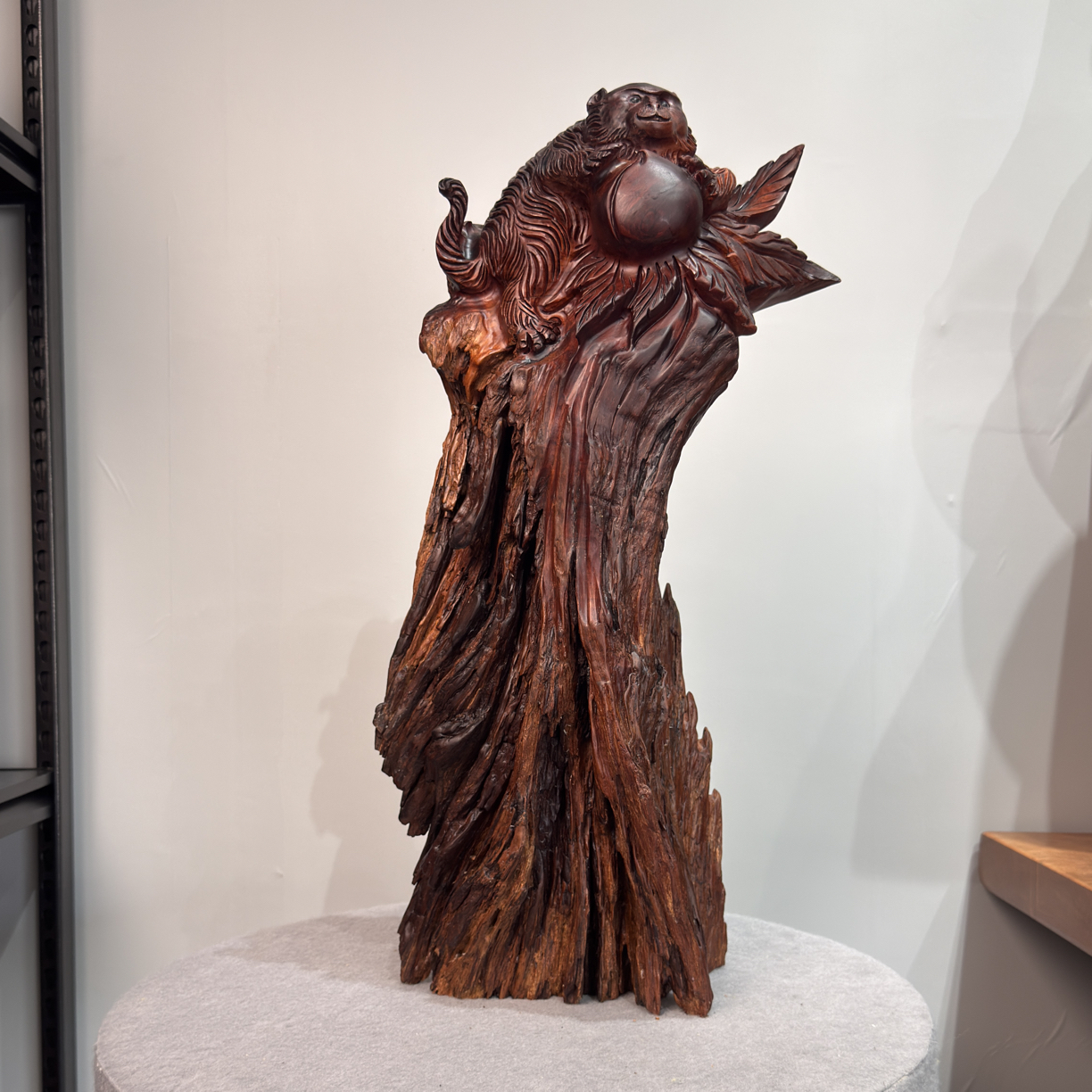 红花梨猴子抱桃，居家摆件中式手工大型玄关大号创意雕刻工艺品。