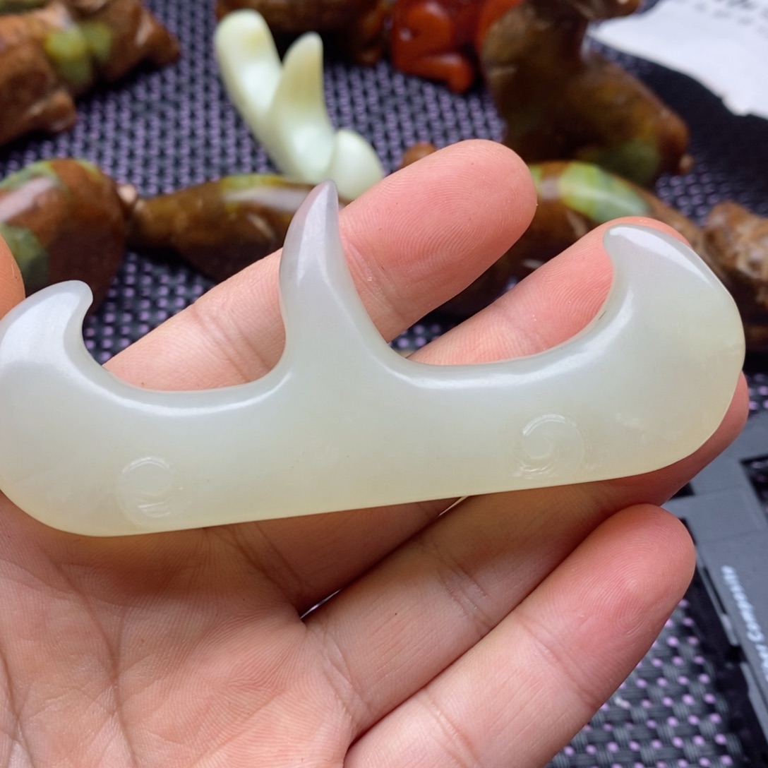 蛇纹石玉颈饰未镶嵌