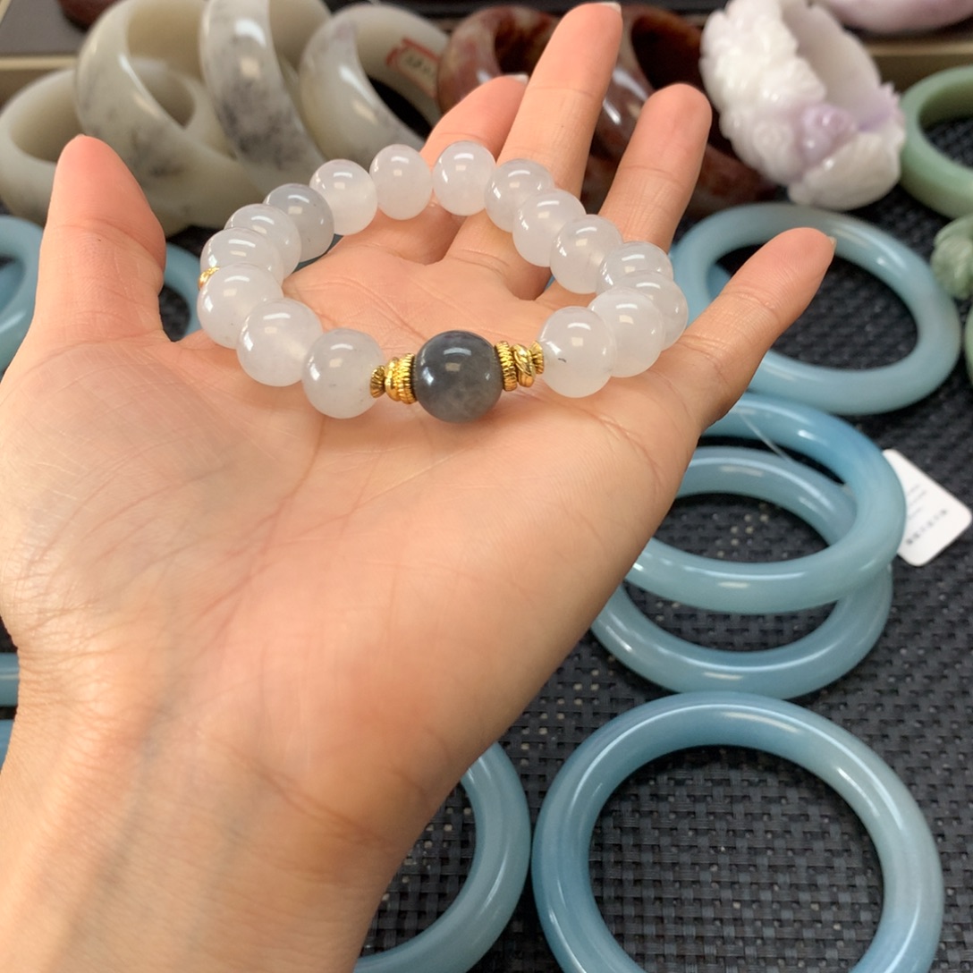 蘇***丶石英岩玉未镶嵌手镯