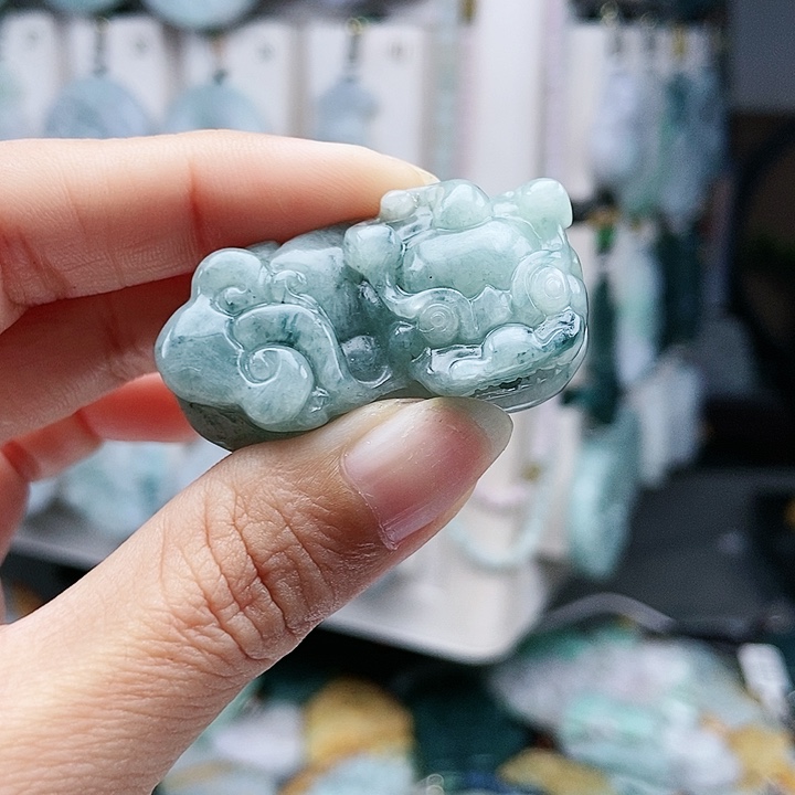 颈饰足铂镶嵌翡翠翡翠