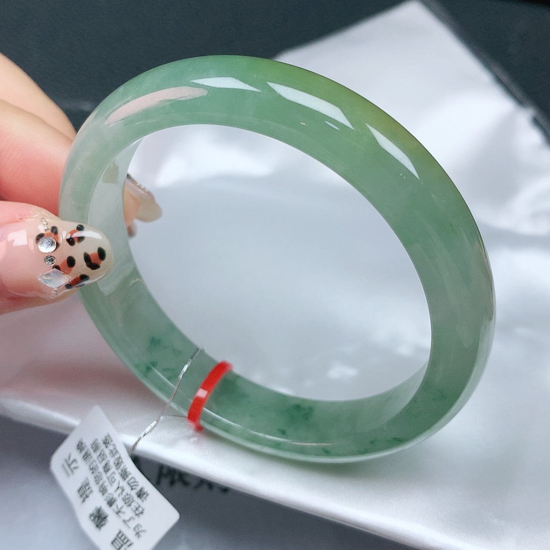 翡翠手镯未镶嵌54圈