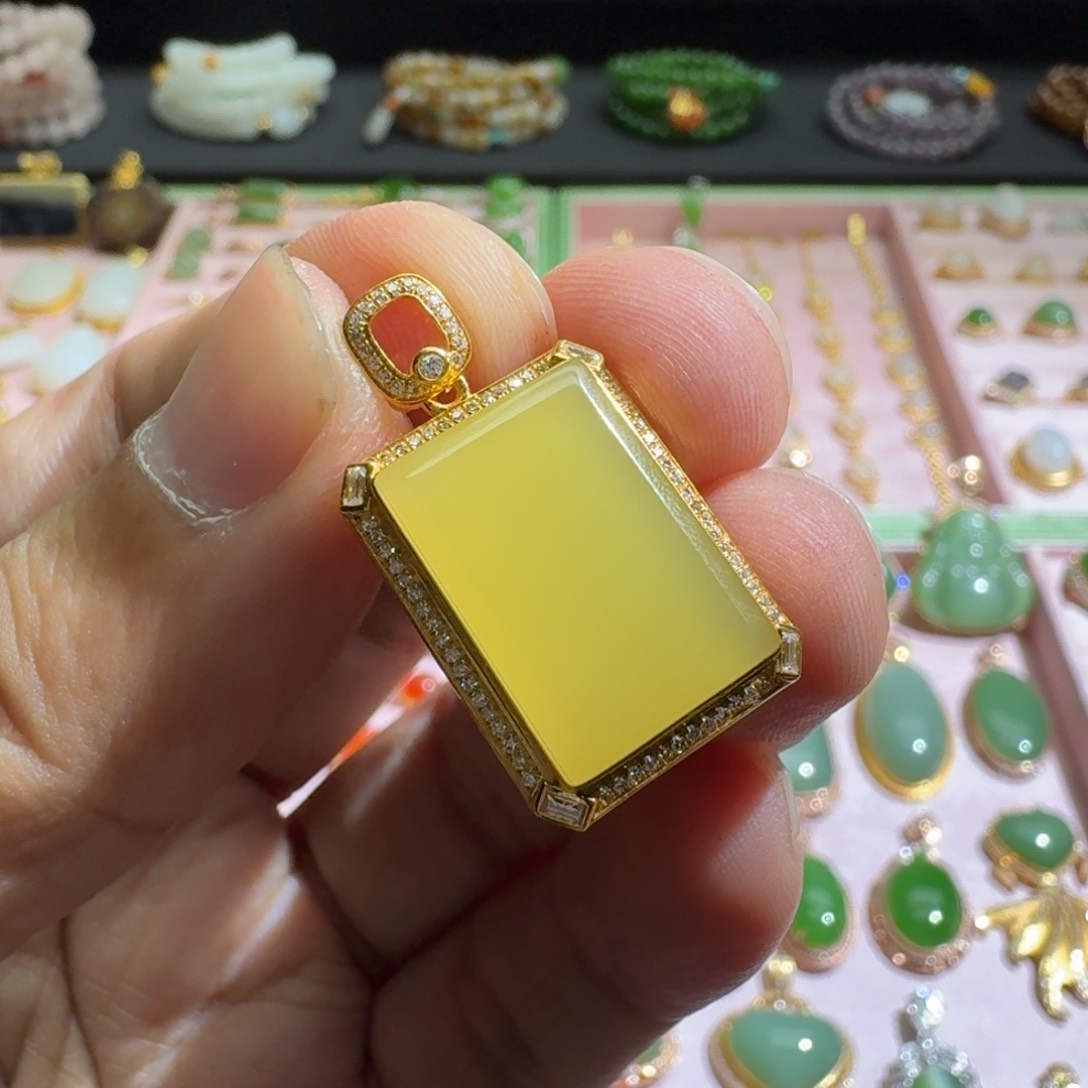 和田玉吊坠18K金镶嵌黄玉平安牌