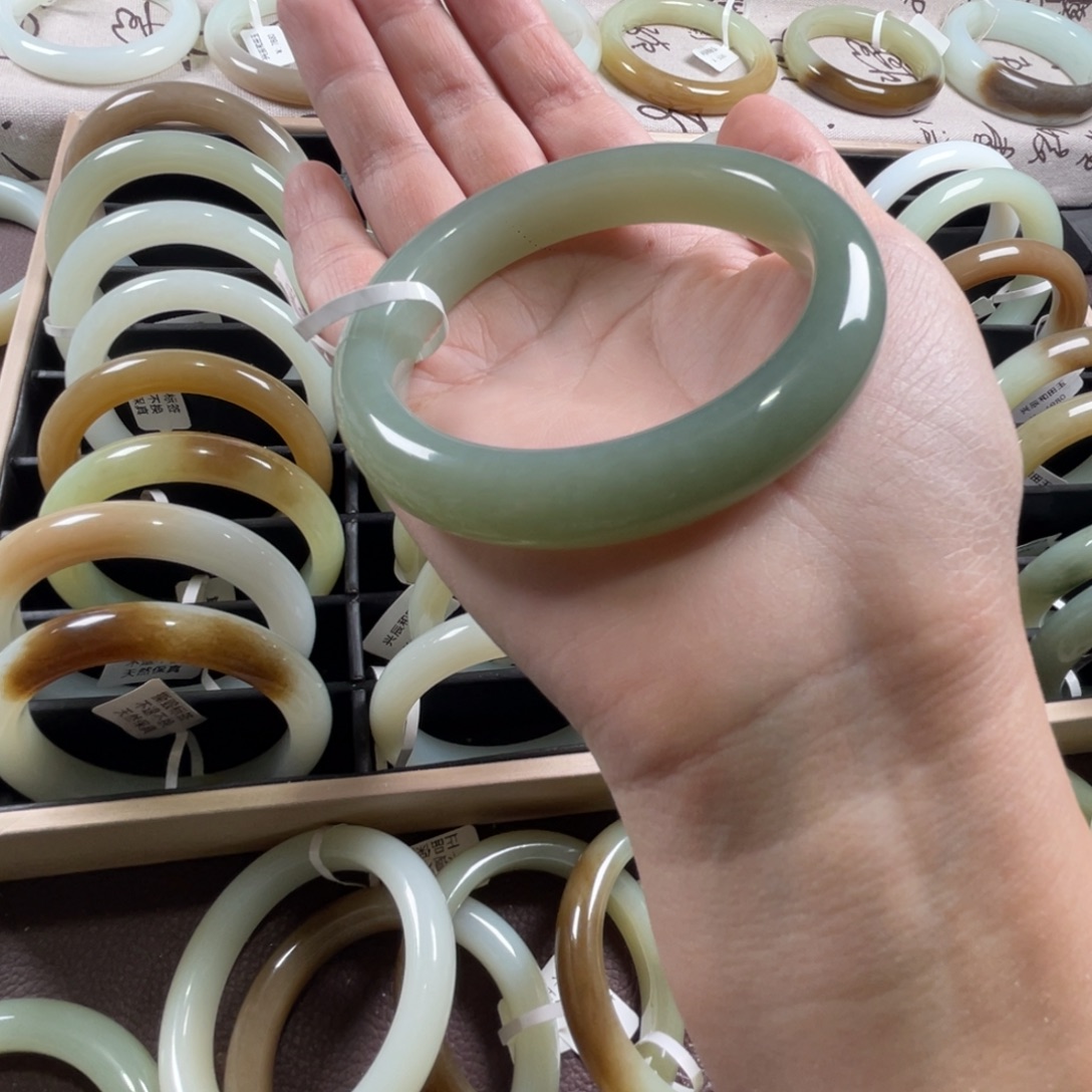 和田玉未镶嵌手镯