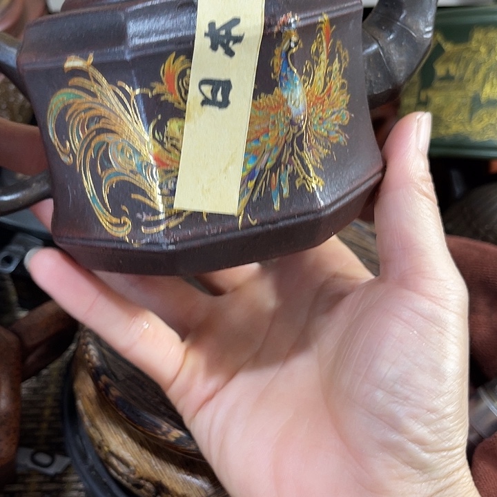 茶壶紫砂原矿泥料手工制作的一把紫砂壶。