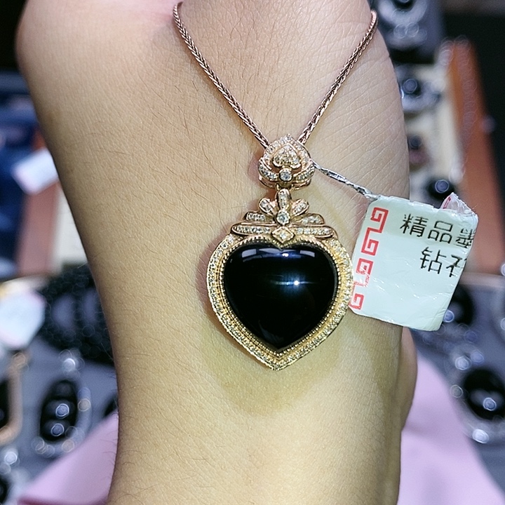 颈饰18K金镶嵌翡翠爱心