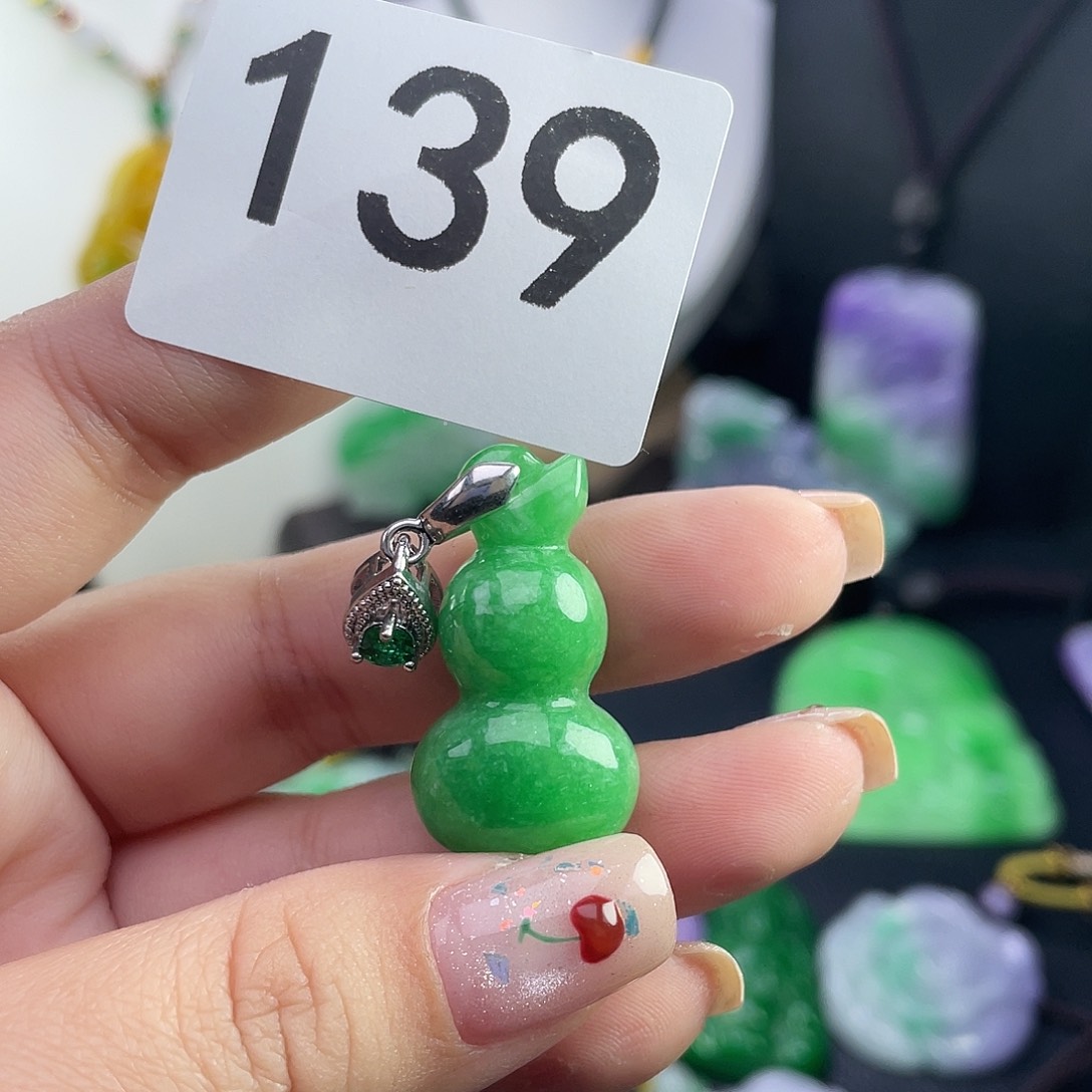 翡翠未镶嵌吊坠(赠链)