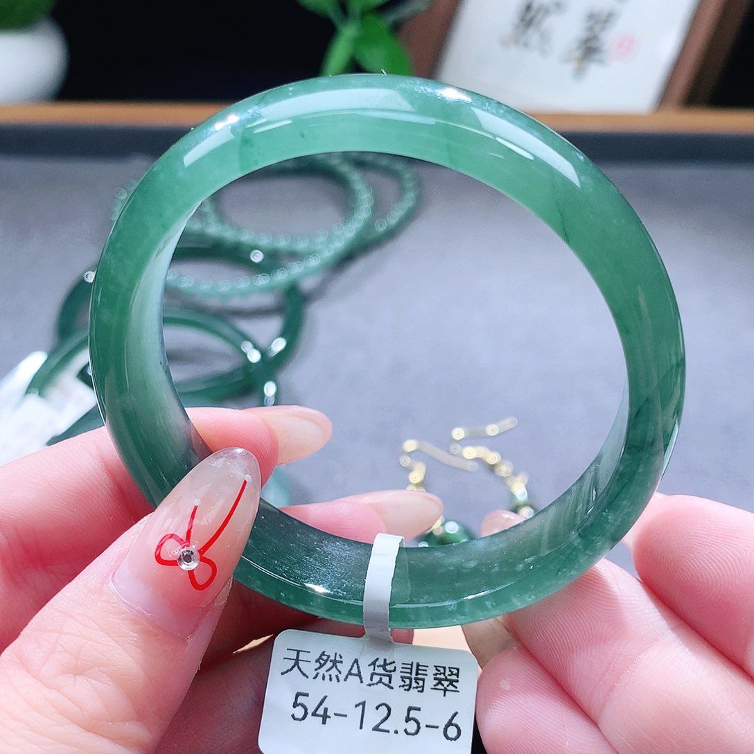 翡翠未镶嵌手镯（圆镯）