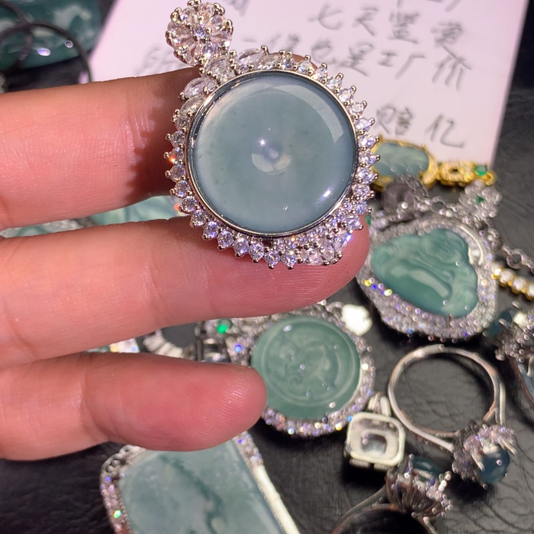 翡翠颈饰未镶嵌平安扣