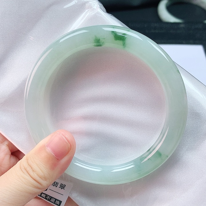 翡翠手镯未镶嵌56圈