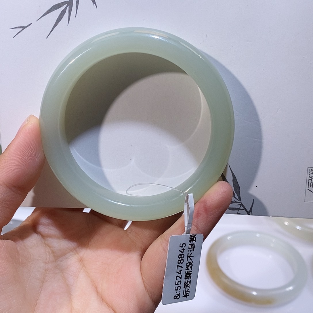 未镶嵌手镯和田玉且末奶蓝