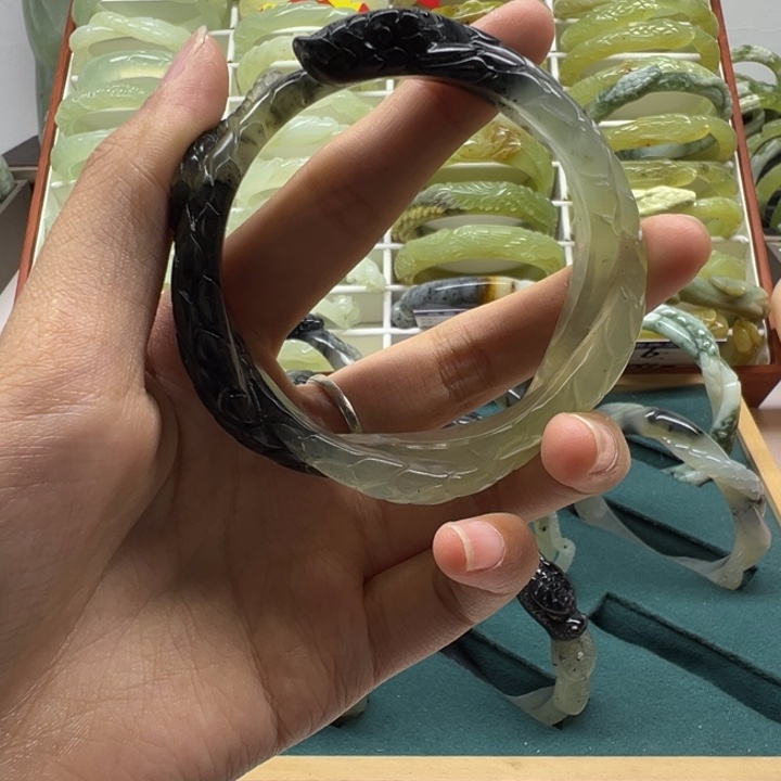 日***立蛇纹石玉未镶嵌手镯