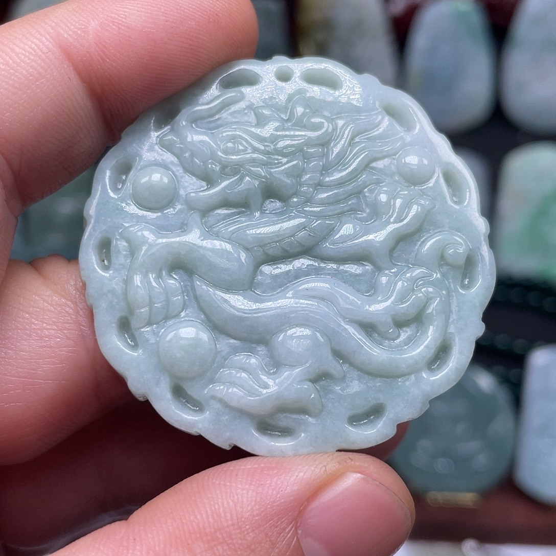 翡翠未镶嵌颈饰龙牌
